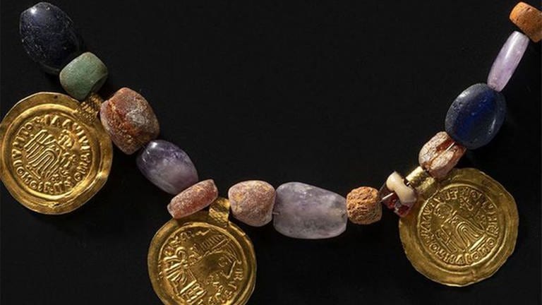 Perlenkette mit Goldanhängern, 7.Jh. (Foto: Pressestelle, Hendrik Zwietasch, Landesmuseum Würtemmberg, Stuttgart)