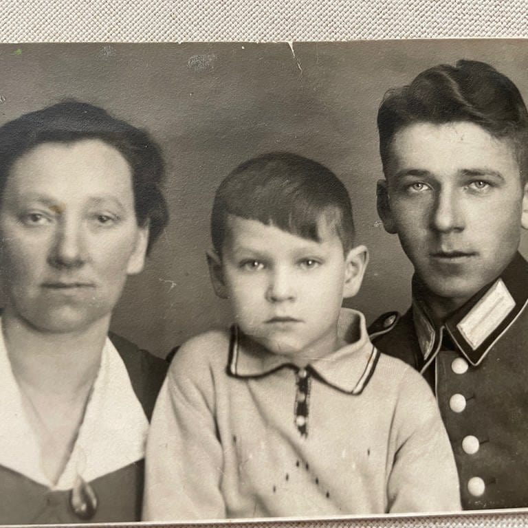 Alfred Schalkau mit den Eltern (Foto: SWR, Kregel, Katharina)