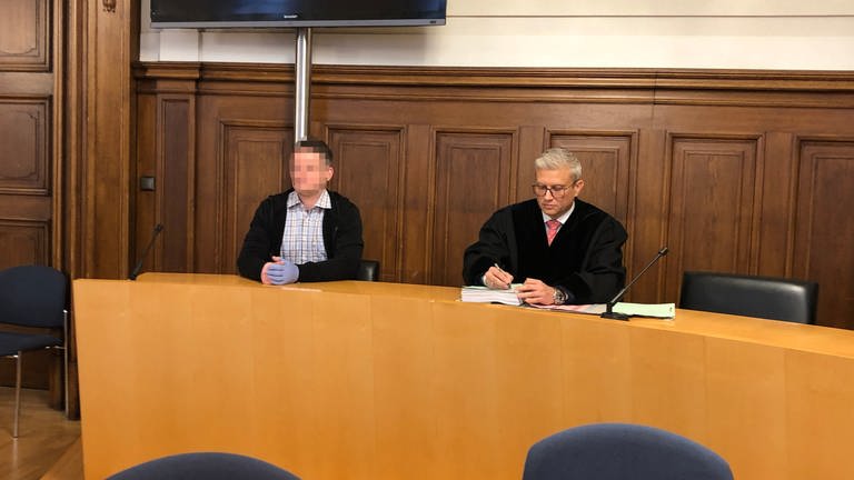 Angeklagter und Verteidiger sitzen im Gerichtssaal am Landgericht Rottweil. (Foto: SWR)