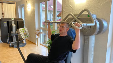Markus Hirschle aus Heroldstatt trainierte im Fitnessstudio, um 180 Kilo abezunehmen (Foto: SWR, Nikolaus Rhein, SWR)
