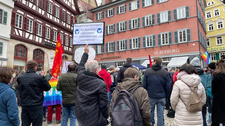 Demonstrierende einer Friedenskundgebung in Tübingen (Foto: SWR)