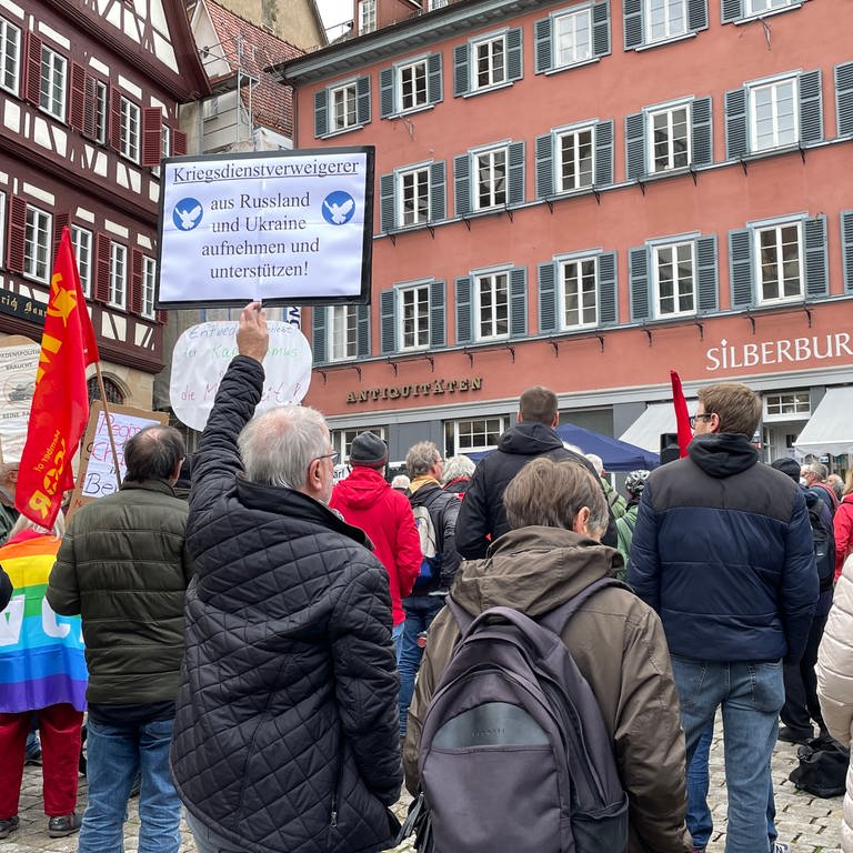 Demonstrierende einer Friedenskundgebung in Tübingen (Foto: SWR)