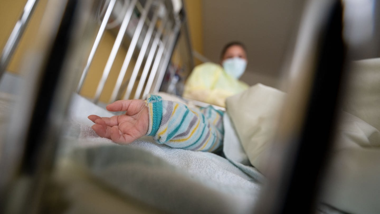 Baby im Krankenbett (Foto: picture-alliance / Reportdienste, picture alliance/dpa | Marijan Murat)
