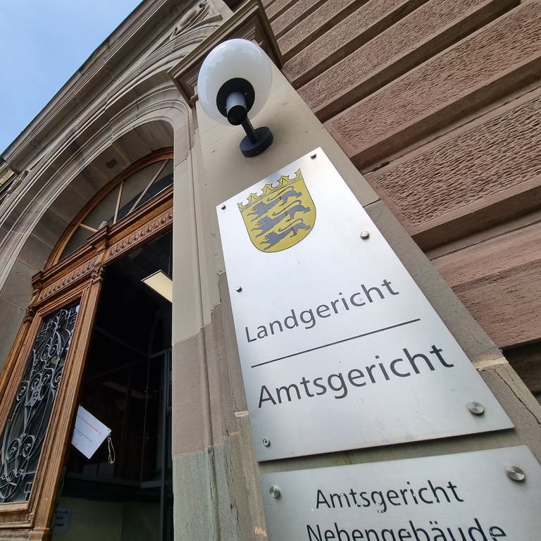 Schilder am Gebäude des Landgerichts Hechingen (Foto: SWR, Julia Klebitz)