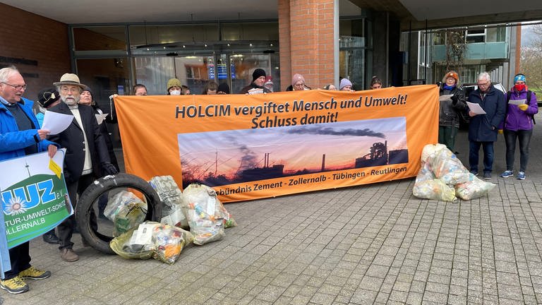 Umweltinitiativen protestieren gegen Holcim (Foto: SWR, Katharina Kregel)