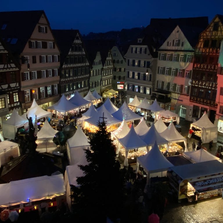 Blick auf den Marktplatz in Tübingen am Abend mit stimmungsvoll beleuchteten Ständen des Schokoladenfestivals "chocolART" (Foto: SWR, Matthias Neumann)