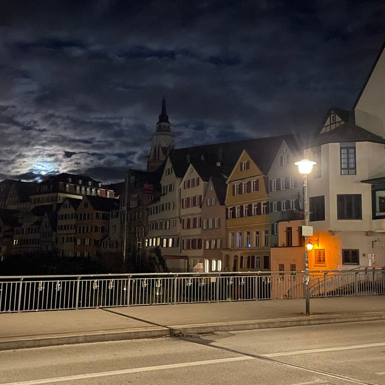 Tübingen ist nachts für ein paar Stunden dunkel - das hat die Stadt so entschieden, um Energie zu sparen. Die Straßenbeleuchtung wird von 1 bis 5 Uhr nachts ausgeschaltet. (Foto: SWR, Theresa Krampfl)