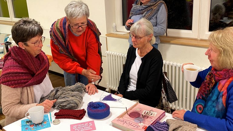 Frauen genießen Handarbeit in der Gemeinschaft - ein "lebenswert"-Projekt im Ringelbach Reutlingen (Foto: SWR, Thomas Scholz)