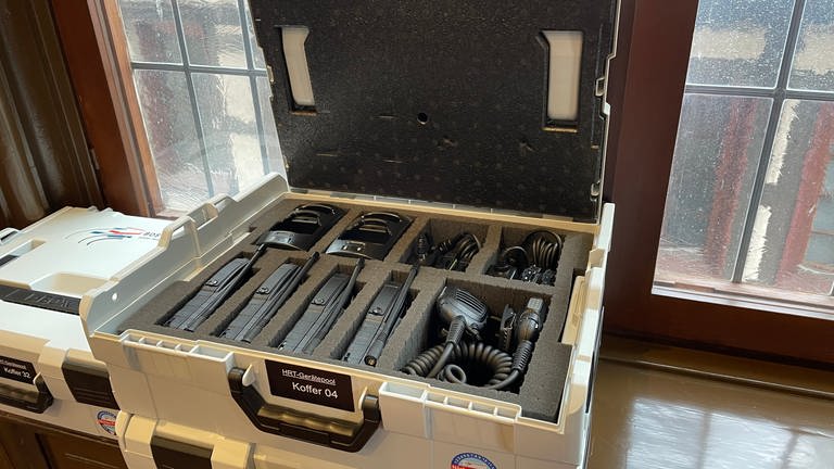 Koffer ist voll mit BOS-Digitalfunk-Geräten im Rathaus in Tübingen