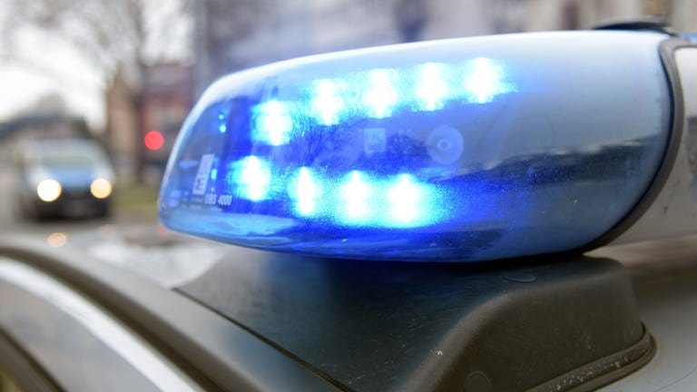 Blaulicht auf Polizeiauto. In Albstadt-Ebingen gab es am 21.12.2022 einen Schusswechsel. Ein Mann wurde verletzt. (Foto: SWR, Heiko Wirtz-Walter)