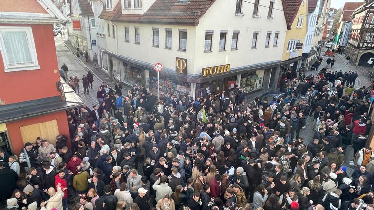Viele Menschen tummeln sich in der Reutlinger Innenstadt (Foto: SWR)
