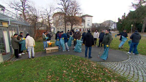 Müll aus der Silvesternacht wird von Mitgliedern der Ahmadiyya-Gemeinde in Reutlingen entsorgt. (Foto: SWR)