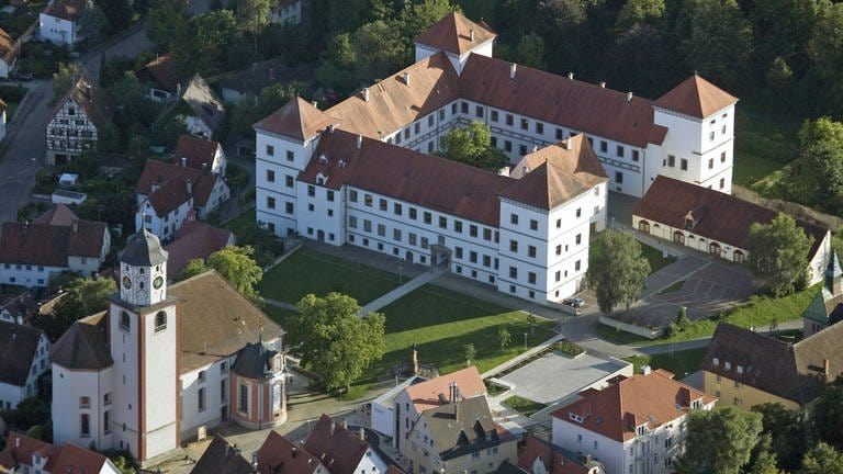 Blick aus der Luft auf Schloss und Kirche von Meßkirch im Kreis Sigmaringen (Foto: Pressestelle, Stadtarchiv Meßkirch)