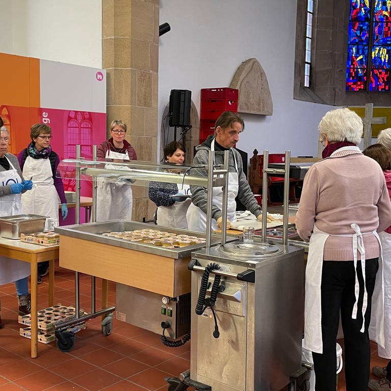Helfer bereiten die Essen in der reutlinger Nikolaikirche vor (Foto: SWR, Koerner)