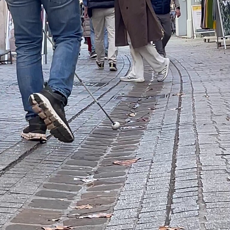 Ein Blindenleitsystem gibt es in der Tübinger Altstadt nicht. Die Stadt empfiehlt blinden Menschen, die Regenrinne als Führlinie zu nutzen.  (Foto: SWR)