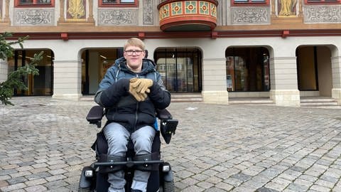 Matthis Kassner hält sich nicht gerne in der Tübinger Altstadt auf. Das Kopfsteinpflaster macht ihm in seinem Rollstuhl zu schaffen. (Foto: SWR)