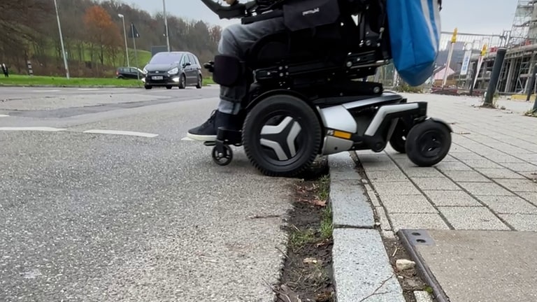 Mit dem Rollstuhl in Tübingen unterwegs zu sein, kann zum Verhängnis werden. Die Altstadt hat viele Hügel und viel Kopfsteinpflaster. (Foto: SWR)