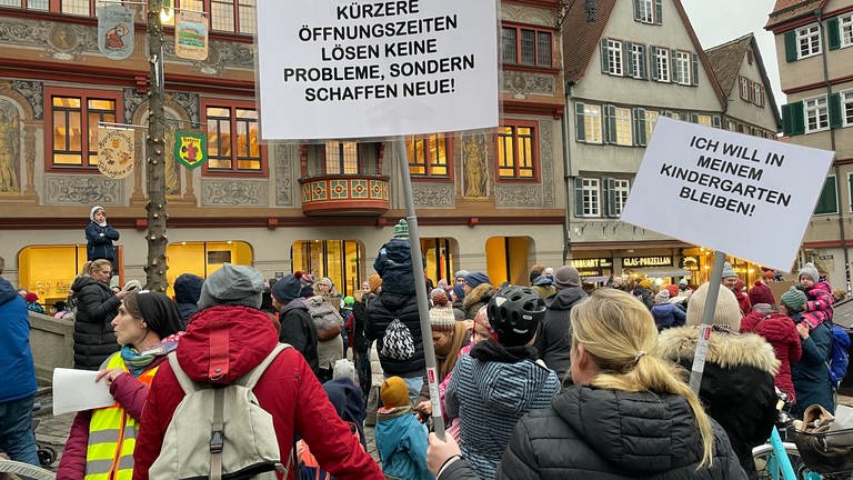Eltern protestieren mit Plakaten vor dem Rathaus in Tübingen (Foto: SWR, Miriam Plappert)