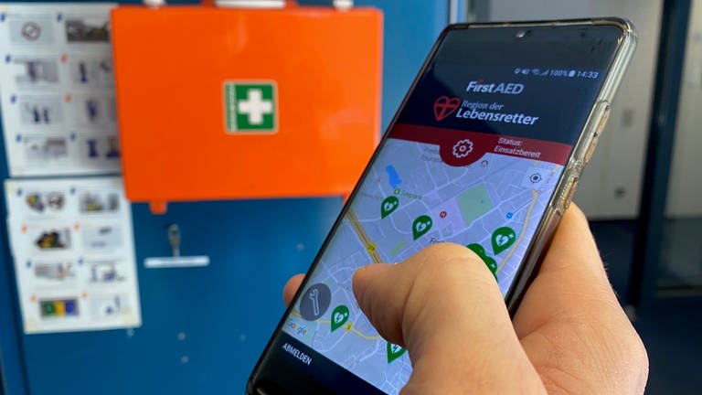 Mann hält Handy mit Retter-App, die der Landkreis Freudenstadt jetzt einsetzt