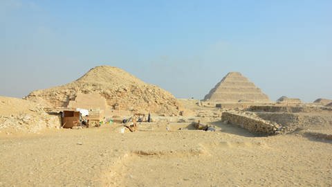 Die Grabungsfläche Sakkara mit Blick auf ägyptische Pyramiden in der Wüste (Foto: Pressestelle, Universität Tübingen, S. Beck)