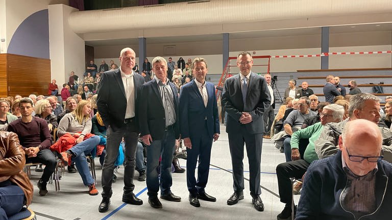 Die vier Kandidaten für die Oberbürgermeister-Wahl in Albstadt stehen inmitten des Publikums in der Zollernalbhalle (Foto: SWR, Magdalena Knöller)