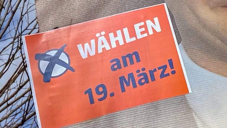 Ein Wahlplakat ruft dazu auf am 19. März zur Bürgermeisterwahl zu gehen. (Foto: SWR, Bertram Schwarz)