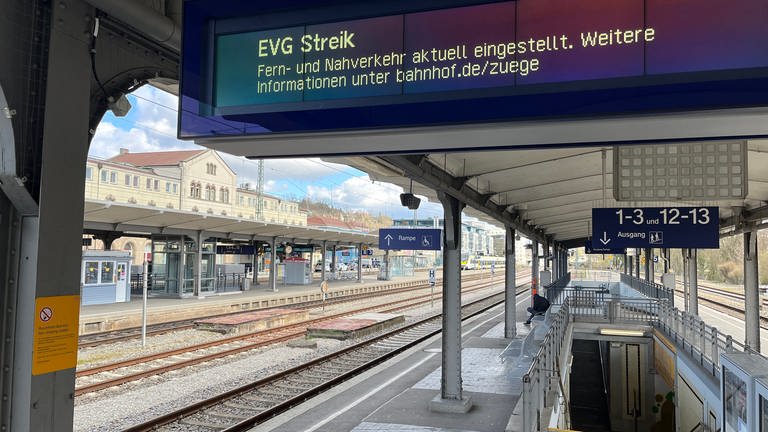 Hauptbahnhof Tübingen - Anzeigentafel demonstriert Leere am Tag des Warnstreiks (Foto: SWR, Tim Richter)