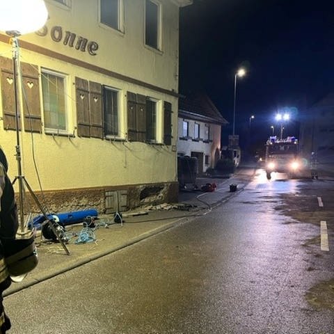 Feuerwehr beseitigt nächtliche Unfallschäden und sichert Wohnhaus in Ratshausen wegen Einsturzgefahr (Foto: Freiwillige Feuerwehr Ratshausen)