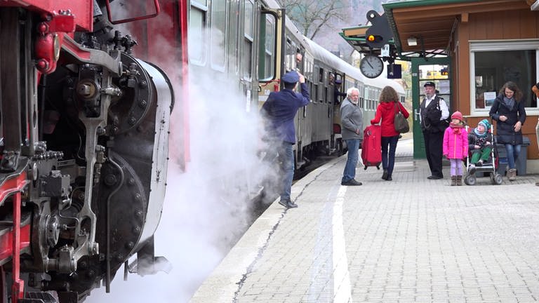 Abfahrt vom Storzinger Bahnhof: Die Dampflok der Eisenbahnfreunde Zollernalb fährt nach Albstadt-Ebingen. (Foto: SWR)