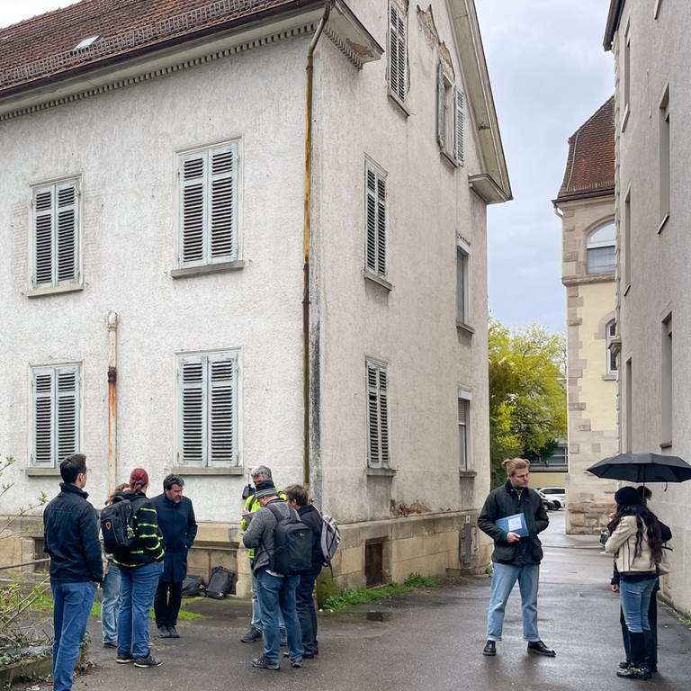 Die ehemaligen Hausbesetzer der Kaiserstraße 39 in Reutlingen und Mitglieder des Fanclub Kollektives Eigenheim e.V. überreichen Reutlingens Oberbürgermeiser Keck einen Bauantrag.