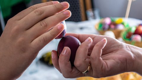 Rot gefärbte Eier gehören zur Tradition des orthodoxen Osterfests. Sie werden aneinander geschlagen, verbunden mit dem Gruß "Christus ist auferstanden". (Foto: IMAGO, IMAGO / Panthermedia)