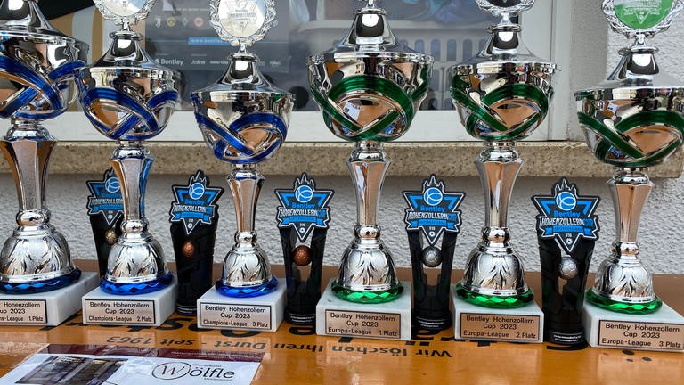 Die Pokale beim europäischen Jugend-Fußballturnier um den Bentley-Cup in Hechingen (Foto: SWR, Thomas Scholz)