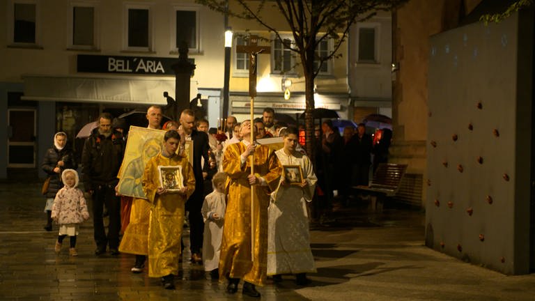 Orthodoxe Christen ziehen in der Osternacht singend und mit Kerzen in den Händen um die Nikolaikirche in Reutlingen. (Foto: SWR, Tim Bräutigam)