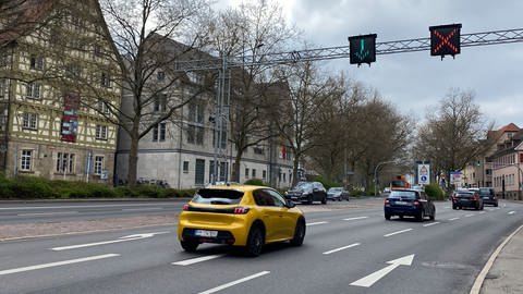 Autoverkehr auf der Lederstraße in Reutling ganz in der Nähe einer Messstation. Daher die Sperrung der rechten Spur. (Foto: SWR)