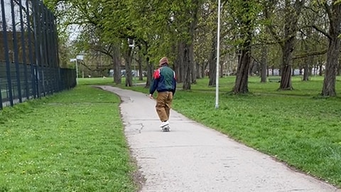 Mann mit Kapuze im Park unterwegs (Foto: SWR, SWR)
