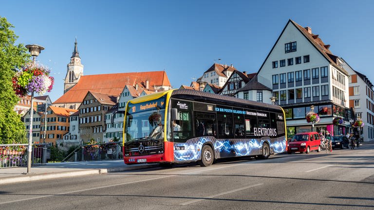 Ab 2023 sollen nach und nach 44 neue E-Busse nach Tübingen rollen. Die Universitätsstadt kommt damit im Sektor Mobilität deutlich schneller den Klimaschutzzielen 2030 näher. Das Deutschlandticket kostet dort sogar nur 39€. (Foto: Stadtwerke Tübingen)