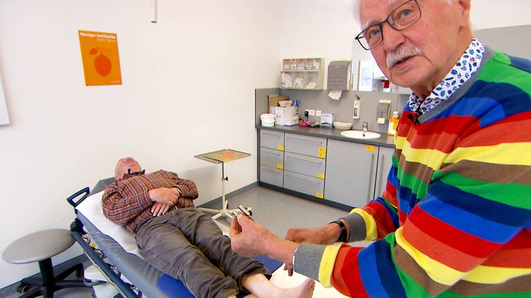 Friedrich Kähny in der Arztpraxis mit einem langjährigen Patienten. Friedrich Kähny ist Arzt in Gammertingen im Medizinischen Versorgungszentrum Mariaberg. Er wurde zwei mal aus dem Ruhestand zurückgeholt, weil kein Allgemeinmediziner für seine Stelle gefunden werden konnte.