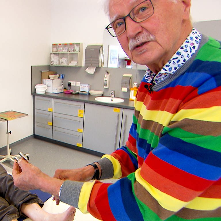 Friedrich Kähny in der Arztpraxis mit einem langjährigen Patienten. Friedrich Kähny ist Arzt in Gammertingen im Medizinischen Versorgungszentrum Mariaberg. Er wurde zwei mal aus dem Ruhestand zurückgeholt, weil kein Allgemeinmediziner für seine Stelle gefunden werden konnte. (Foto: SWR, René Munder)