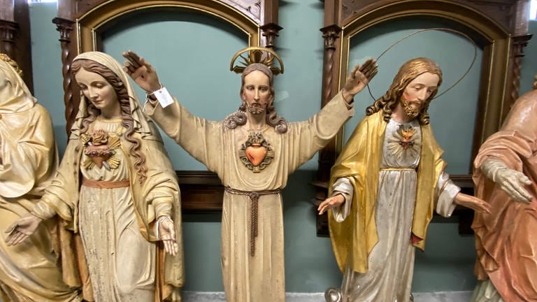 Heiligenfiguren im Diözesandepot (Foto: SWR)