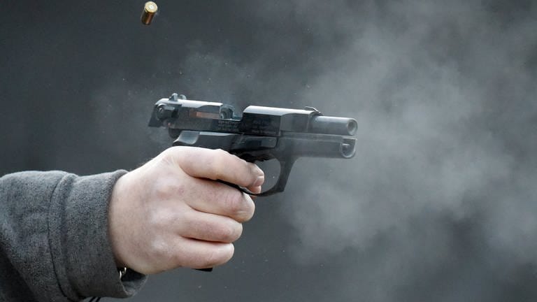 Ein Schuss wird aus einer Schreckschusspistole abgefeuert (Foto: dpa Bildfunk, Carsten Rheder)