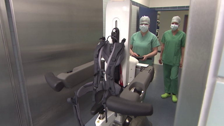 Exoskelett hilft Chirurgen in Wannweil bei der OP (Foto: SWR)