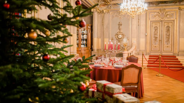 Ein festlich dekorierter Saal mit Weihnachtsbaum im Hohenzollernschloss Sigmaringen. (Foto: SWR, Hohenzollernschloss Sigmaringen)