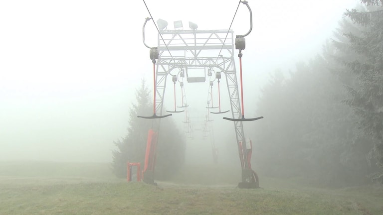 Am Skilift Seibelseckle im Nordschwarzwald gibt es Nebel aber noch keinen Schnee (Foto: SWR)