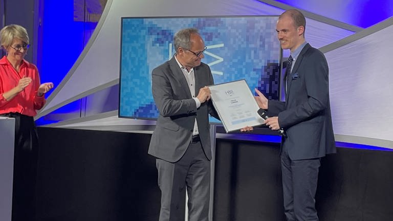 Felix Simon bekommt den Hans Bausch Mediapreis in Tübingen verliehen (Foto: SWR, Peter Binder )