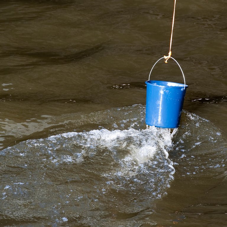 Viele Landkreise verbieten wegen Wassermangel die Wasserentnahme aus Flüssen (Foto: picture-alliance / Reportdienste, Robert Schlesinger)