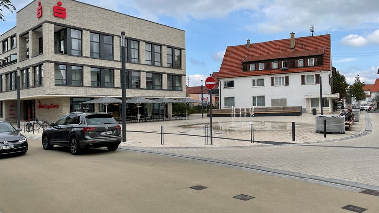 Die Sparkasse und der neue Marktplatz mit Fontänen-Brunnen in Mössingen (Foto: SWR, SWR / Ulrike Mix)