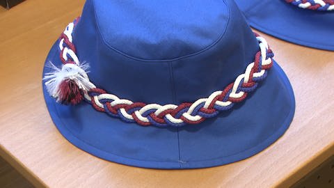 Für die Männer gibt es als "Höhepunkt" der Bad Uracher Tracht einen blauen Hut. (Foto: SWR, SWR / Roland Altenburger)