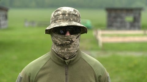 Ukrainischer Soldat Juri hat in Stetten am kalten Markt Kampfmittelräumung trainiert. Sein Gesicht ist mit Schal und Sonnenbrille aus Sicherheitsgründen verdeckt.