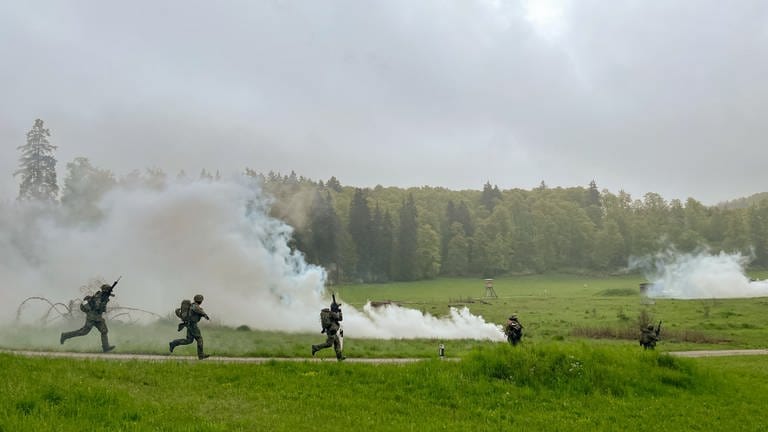 Ukrainische Soldaten werden in der Kampfmittelabwehr, wie zum Beispiel der Beseitigung von Minensperren, unterrichtet.