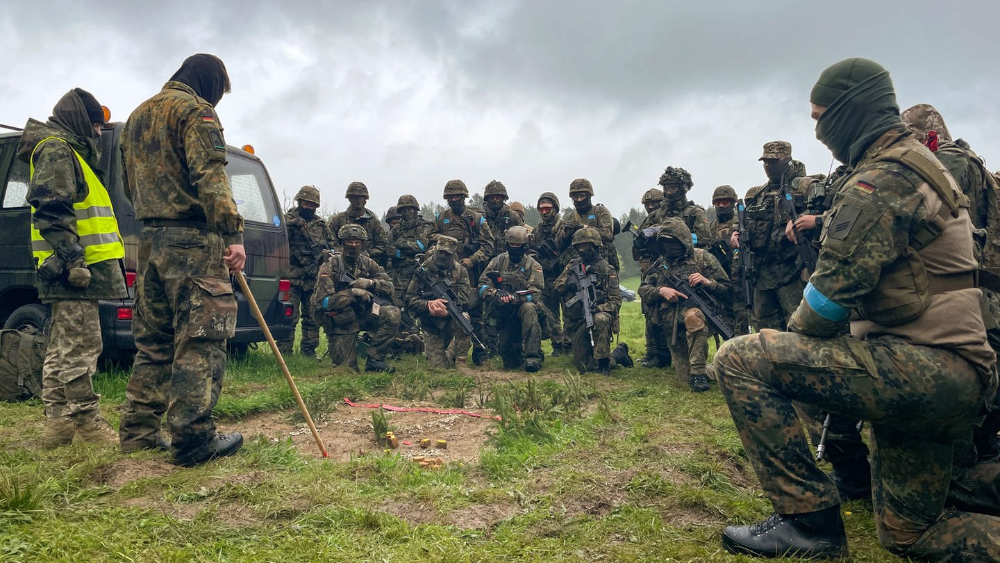 Ukrainische Soldaten werden von internationalen Ausbildern für die Räumung von Minen im Krieg in der Kampfmittelabwehrschule der Bundeswehr geschult. (Foto: SWR)